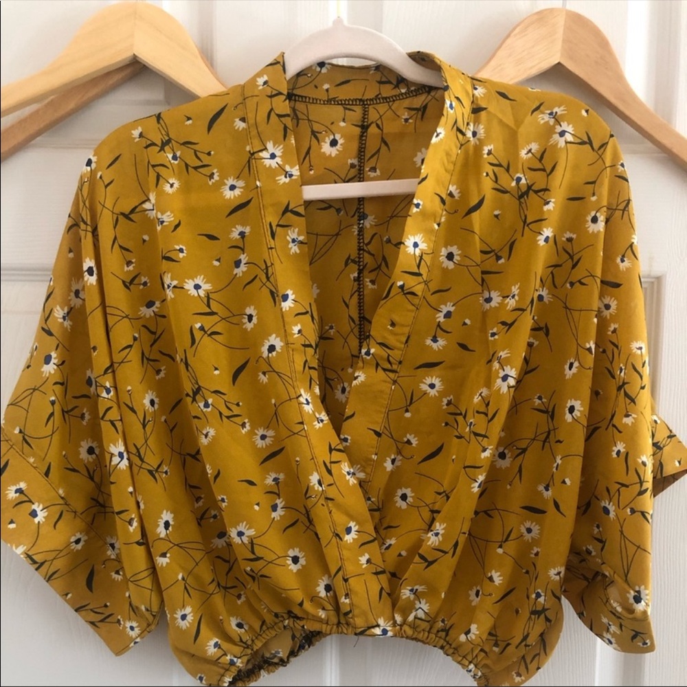Vintage flowy yellow crop top 70s vibes